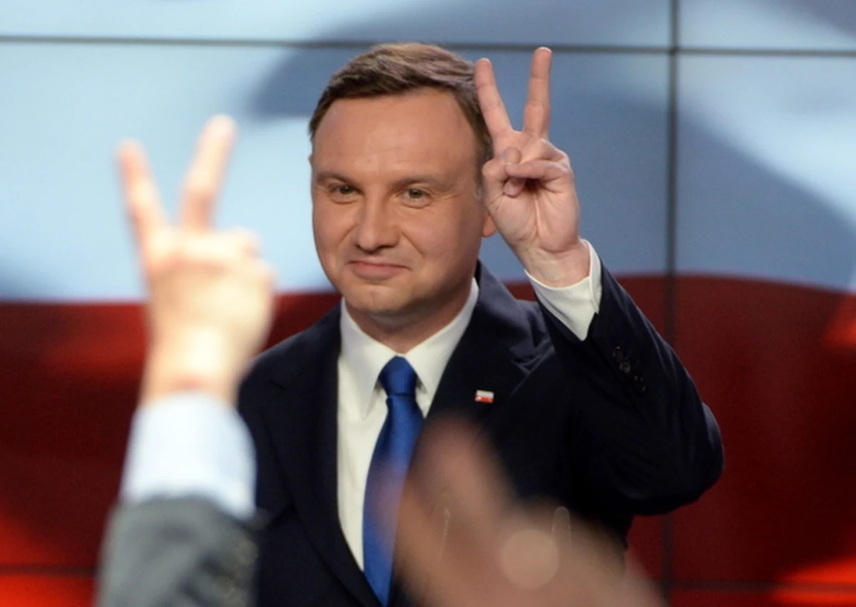Kandydat PiS Andrzej Duda uzyskał w niedzielnym głosowaniu 34,76 proc. głosów, ubiegający się o reelekcję prezydent Bronisław Komorowski - 33,77 proc. - ogłosiła Państwowa Komisja Wyborcza. Obaj zmierzą się w II turze 24 maja. 