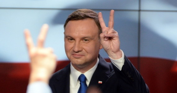 Kandydat PiS Andrzej Duda uzyskał w niedzielnym głosowaniu 34,76 proc. głosów, ubiegający się o reelekcję prezydent Bronisław Komorowski - 33,77 proc. - ogłosiła Państwowa Komisja Wyborcza. Obaj zmierzą się w II turze 24 maja. 
