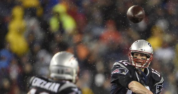 ​Władze ligi futbolu amerykańskiego NFL ukarały drużynę New England Patriots grzywną w wysokości miliona dolarów. Na cztery mecze zawieszono ich rozgrywającego - Toma Brady'ego. To kara za używanie w czasie meczu niedopompowanych piłek. 