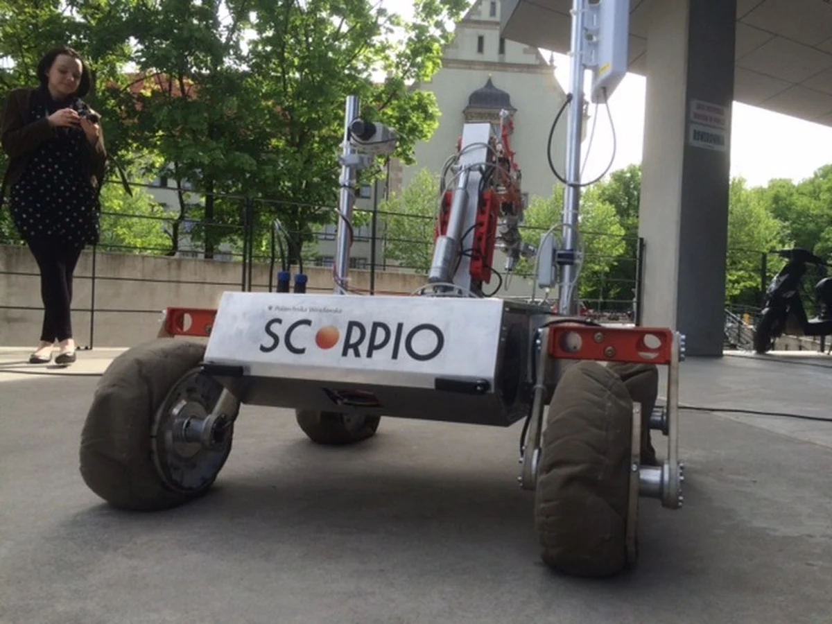 50 kilogramów studenckiego geniuszu. Łazik Scorpio skonstruowany przez żaków Politechniki Wrocławskiej ma podbić  Marsa. Najpierw zmierzy się jednak z najlepszymi konstrukcjami na świecie. Pod koniec maja na pustyni w Stanach Zjednoczonych wystartuje w University Rover Challenge 2015. Jutro ekipa leci do USA. Dziś zorganizowano ostatnie testy.