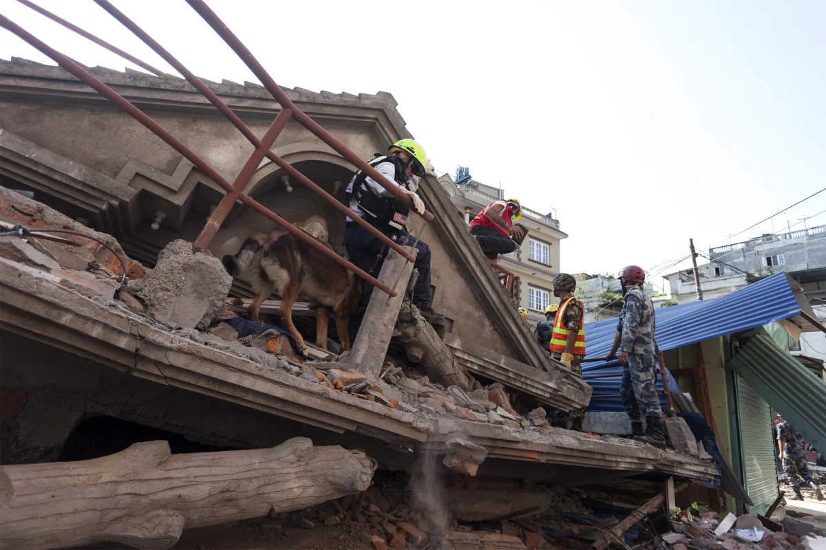 Co najmniej 57 osoby zginęły, a 1361 zostało rannych w trzęsieniu ziemi o sile 7,4 w skali Richtera, które nawiedziło Nepal - podało MSW. Wcześniej informowano o kilku zabitych. Wstrząsy nastąpiły niecałe trzy tygodnie po najsilniejszym kataklizmie od lat. 