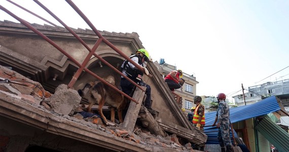 Co najmniej 57 osoby zginęły, a 1361 zostało rannych w trzęsieniu ziemi o sile 7,4 w skali Richtera, które nawiedziło Nepal - podało MSW. Wcześniej informowano o kilku zabitych. Wstrząsy nastąpiły niecałe trzy tygodnie po najsilniejszym kataklizmie od lat. 