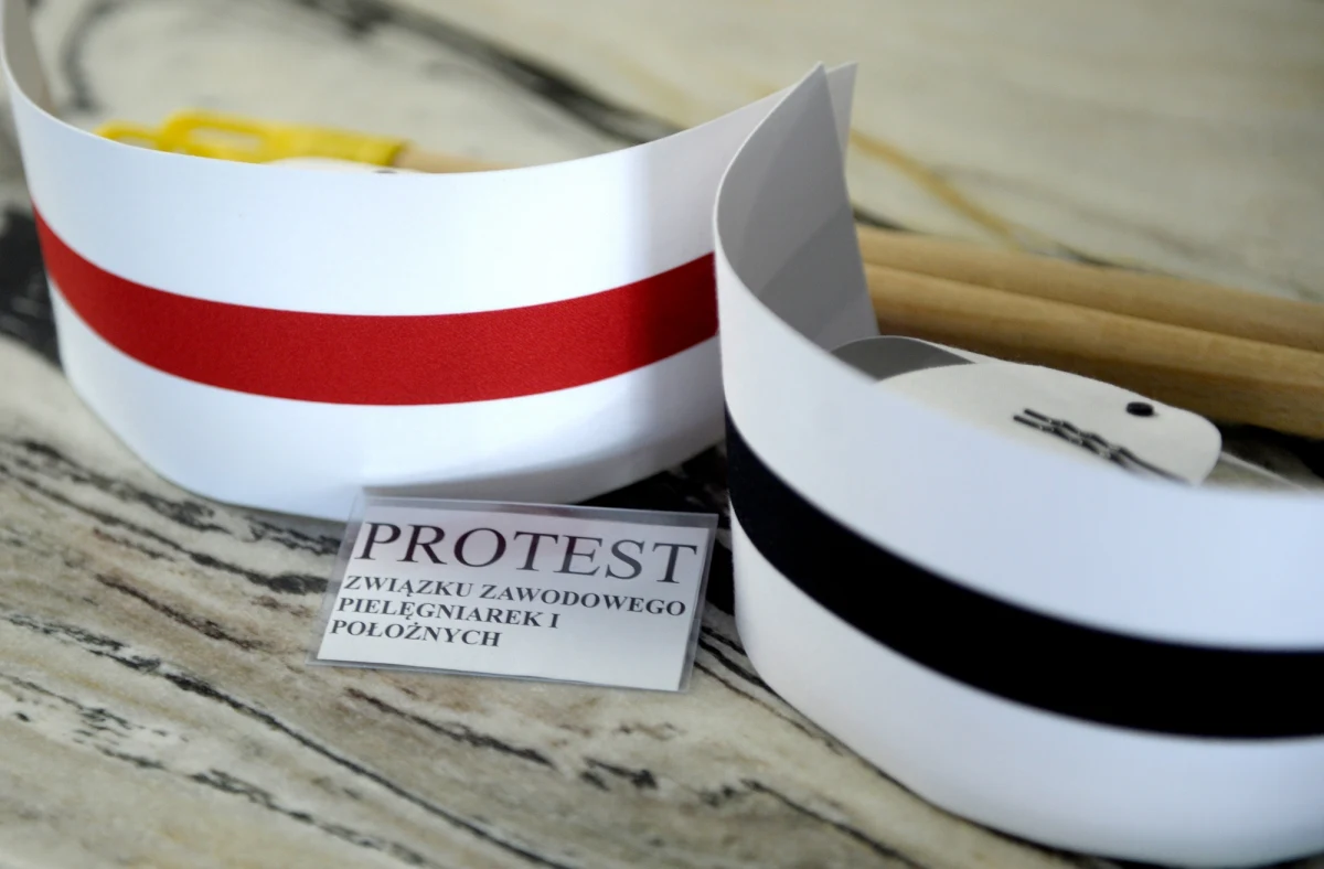 "Ta oferta to kpina!" - tak szefowa Ogólnopolskiego Związku Zawodowego Pielęgniarek i Położnych komentuje podwyżkę płac proponowaną przez Ministerstwo Zdrowia. Pielęgniarki żądają po półtora tysiąca złotych więcej i lepszych warunków pracy. Resort oferuje maksymalnie po kilkaset złotych i to stopniowo, do 2017 roku.