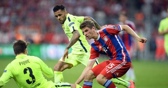 Bayern Monachium pokonał Barcelonę 3:2 w rewanżowym meczu półfinału piłkarskiej Ligi Mistrzów, ale dzięki wysokiemu zwycięstwu 3:0 na Camp Nou z awansu do finału cieszą się piłkarze Dumy Katalonii. W ekipie gospodarzy na listę strzelców wpisali się Mehdi Amine Benatia, Robert Lewandowski i Thomas Mueller, zaś obydwa trafienia dla gości zapisał na swoim koncie Neymar.