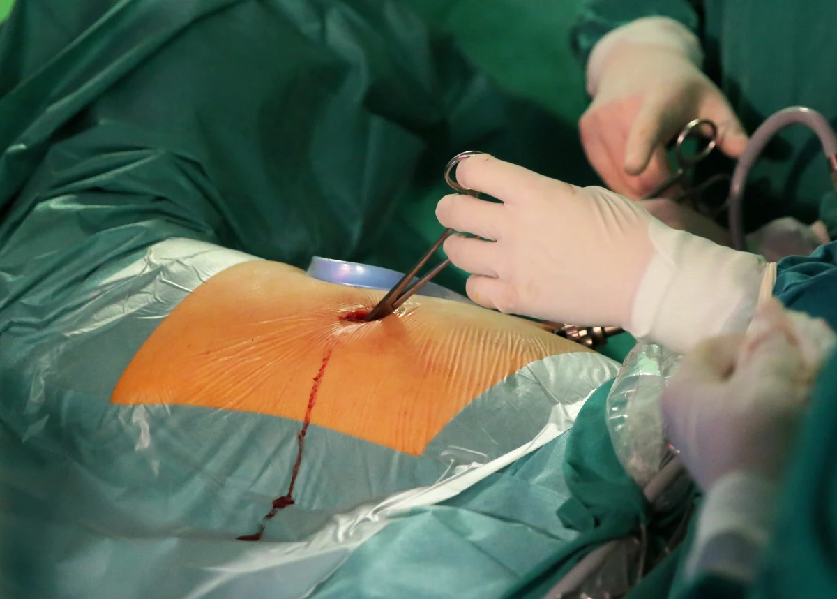 Za kilkanaście lat nie będzie nas miał kto leczyć. Połowa specjalistów ma ukończone 50 lat - alarmuje "Dziennik Gazeta Prawna".
