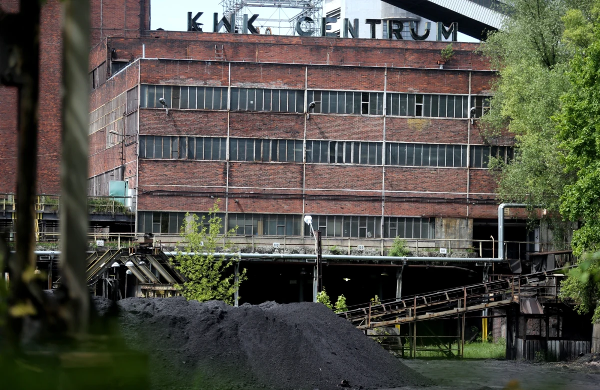 „Cały czas walczymy o życie, straty były tak duże, że nie da się ich odrobić szybko” – to słowa prezesa Kompanii Węglowej, która w ubiegłym tygodniu pozbyła się najbardziej nierentownych kopalń. Teraz ma 11 zakładów. Na ich bazie do końca czerwca ma powstać Nowa Kompania Węglowa. Potrzebne są jednak 2 miliardy złotych. Trwają rozmowy z kilkoma potencjalnymi inwestorami. 