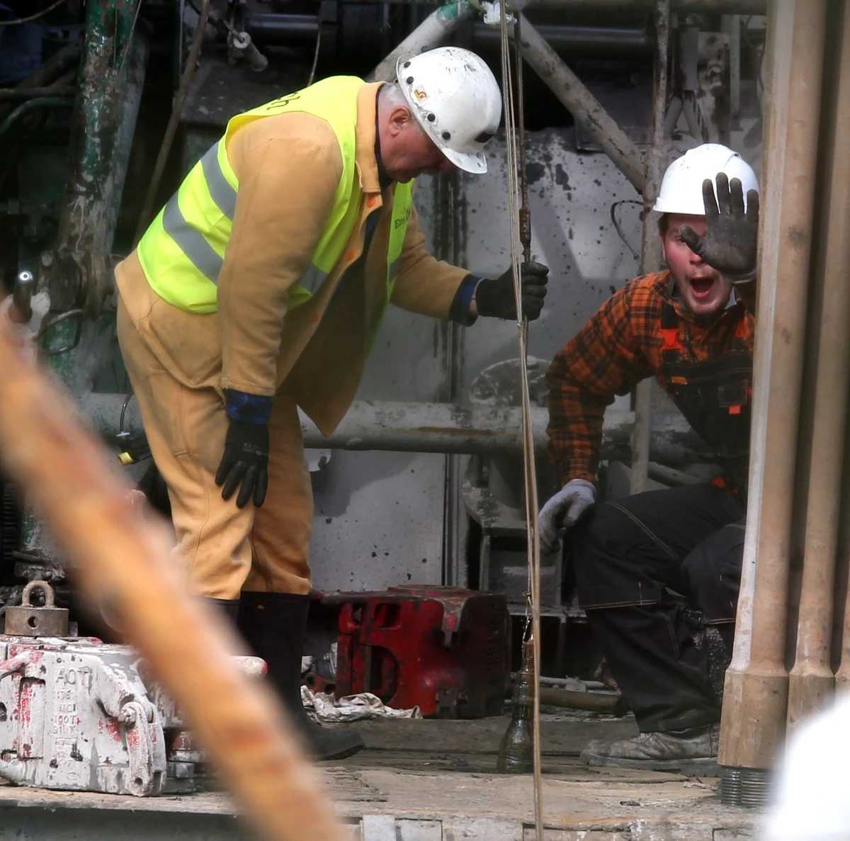 Zakończyły się próby nawiązania kontaktu z dwoma górnikami zaginionymi po silnym wstrząsie w kopalni Wujek Ruch Śląsk. Przez tydzień ratownicy nawoływali górników poprzez urządzenie opuszczone kilometr pod ziemię specjalnie wydrążonym z powierzchni otworem. Zaginieni nie odpowiedzieli na żaden komunikat.