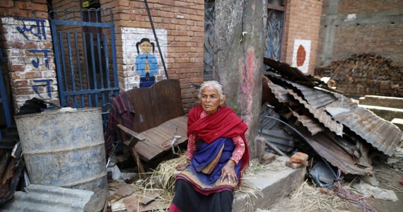 Do 66 wzrosła liczba zabitych we wtorkowym trzęsieniu ziemi w Nepalu. Rannych zostało 1928 osób - poinformowały władze w Katmandu. Tysiące ludzi spędziły noc z wtorku na środę pod gołym niebem. 