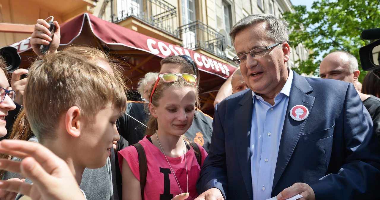 Bronisław Komorowski spacerował po Warszawie i rozdawał ulotki