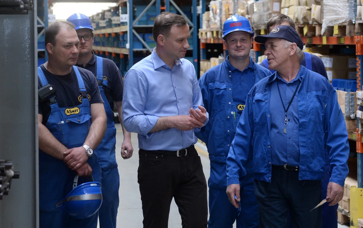 "Polska gospodarka musi konkurować wysoką jakością, a nie niską płacą" - mówił w Piastowie Andrzej Duda. Opowiedział się m.in. za obniżeniem podatku dla mikroprzedsiębiorstw, poprawą warunków inwestowania, promowaniem inwestycji innowacyjnych i badawczych.