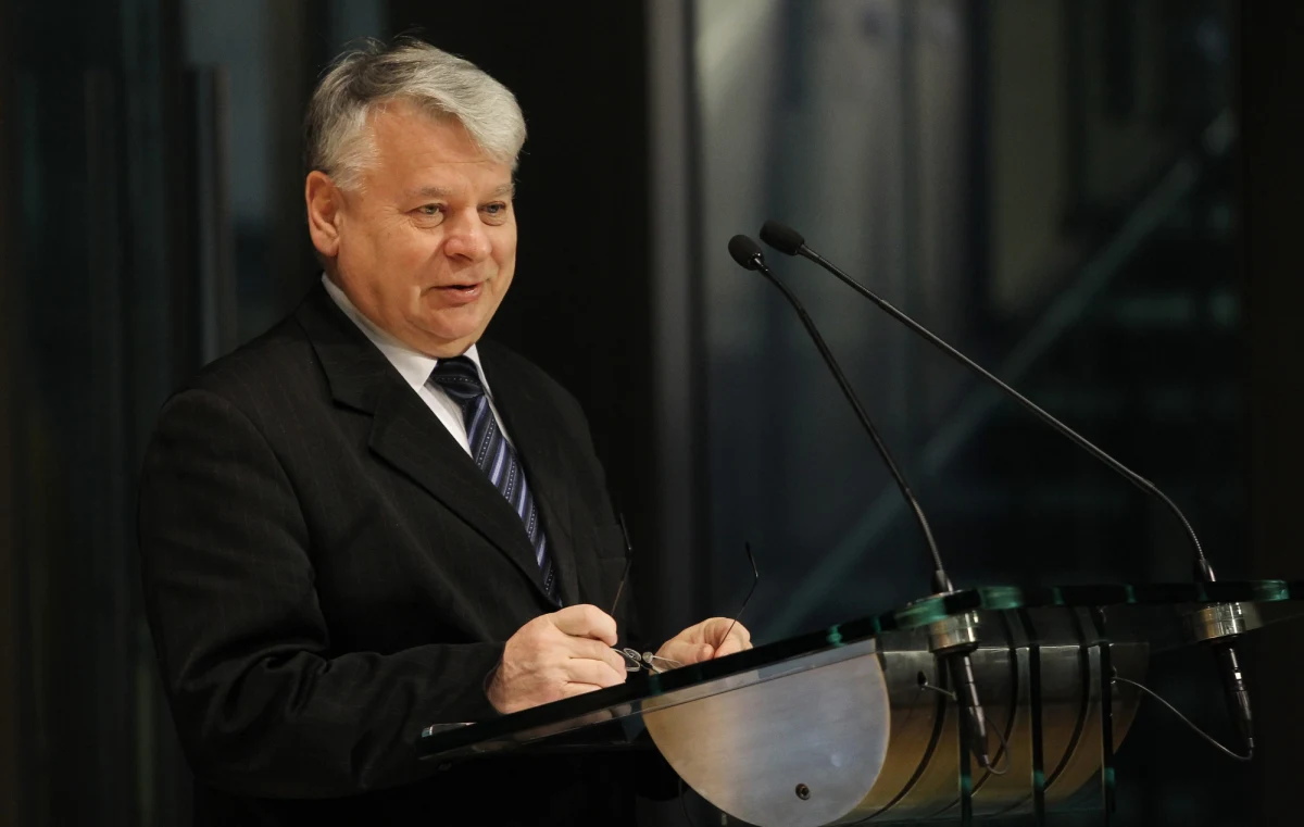 20 lub 21 maja Senat rozpatrzy projekt prezydenta Bronisława Komorowskiego o zarządzeniu referendum ws. jednomandatowych okręgów wyborczych, finansowania partii i systemu podatkowego. O dacie poinformował marszałek Izby Bogdan Borusewicz. Dodał, że sam zagłosuje w referendum na "tak". 3 lub 4 dni po ewentualnym zatwierdzeniu referendum przez Senat ma się odbyć druga tura wyborów prezydenckich, w której Komorowski zmierzy się z Andrzejem Dudą.