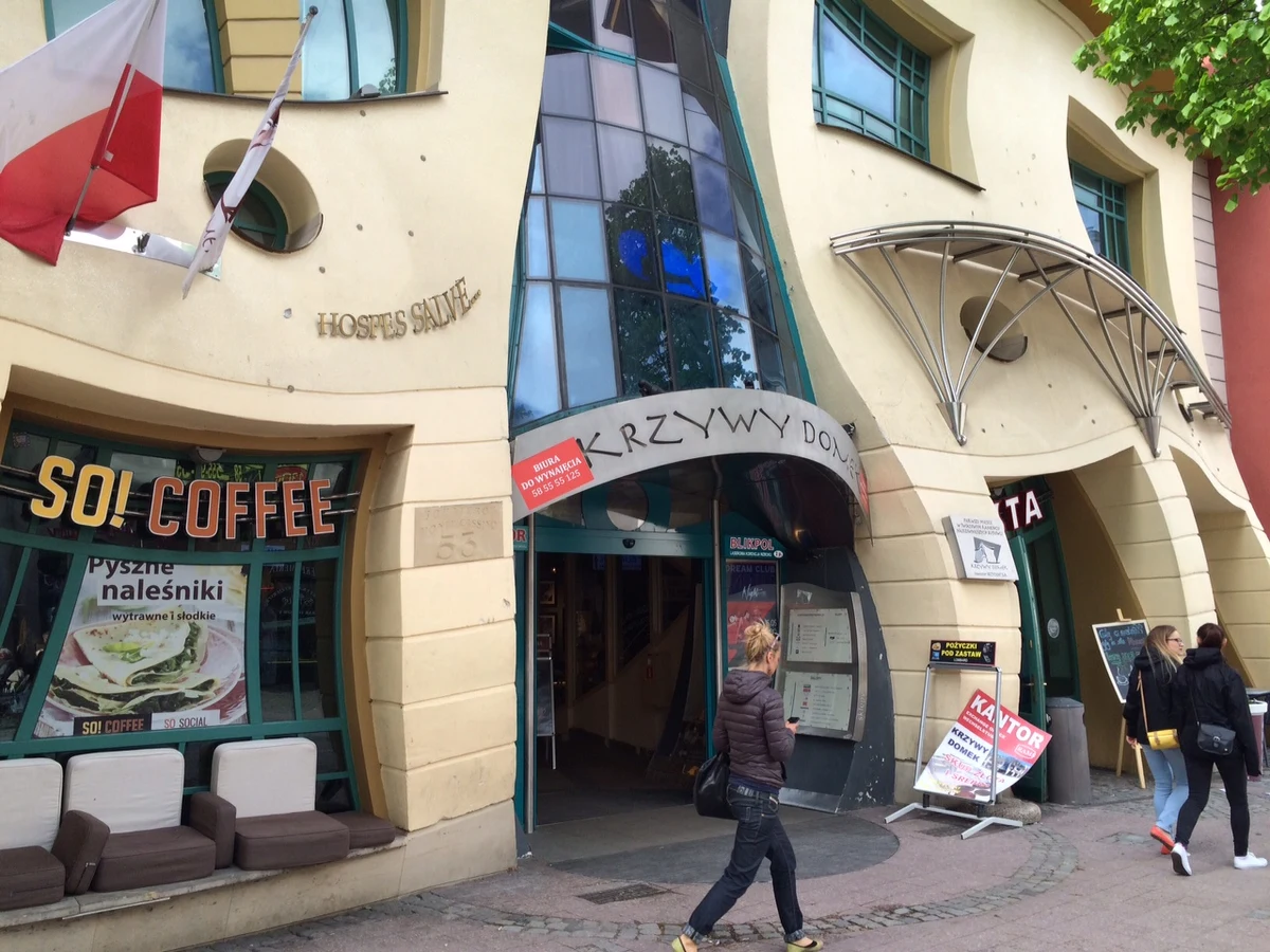 Sopot nieudolnie próbuje walczyć z łamaniem ciszy nocnej na słynnym Monciaku. Karze już nawet tych, którzy zamykają swoje ciche lokale przed godz. 22! Ta kara to absurdalna decyzja urzędników, zakazująca  dwóm kawiarniom i restauracji wystawienia letnich ogródków przed Krzywym Domkiem.