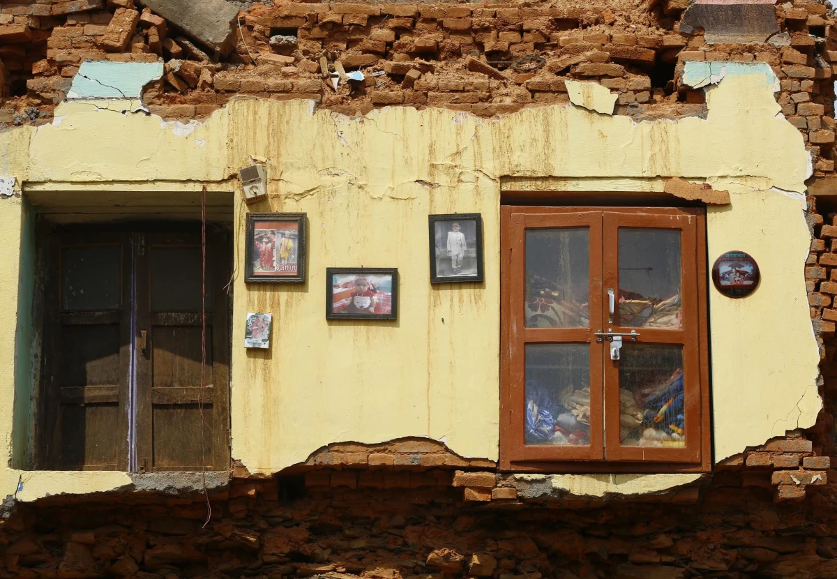 Do 91 wzrosła liczba ofiar śmiertelnych wtorkowego trzęsienia ziemi w Nepalu - poinformowały władze tego kraju. Ponad 2 400 osób zostało rannych. Około 10 tysięcy ludzi, których dotknął kataklizm, spędziło noc pod gołym niebem.