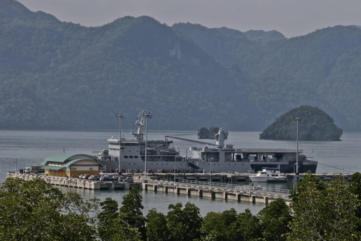 Władze Malezji odmówiły przyjęcia dwóch łodzi z łącznie 800 imigrantami z Bangladeszu i Birmy, usiłującymi dostać się na ląd. Szacuje się, że na morzu w regionie na ratunek czeka ok. 6 tys. uchodźców.