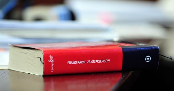 Reforma procedury karnej może sparaliżować pracę prokuratury. Zmiana, która wejdzie w życie w lipcu, gruntownie zmienia rolę prokuratora i sędziego podczas rozprawy. Po reformie to na prokuratora spadnie pełen ciężar wykazania winy oskarżonego, a sąd będzie tylko bezstronnym obserwatorem. "Bez wsparcia nie będziemy w stanie wykonywać nowych zadań (...)" - ostrzega w rozmowie z RMF FM rzecznik Prokuratora Generalnego. I dodaje, że taka reforma nie odbędzie się bez dodatkowych kosztów usprawnienia pracy śledczych.