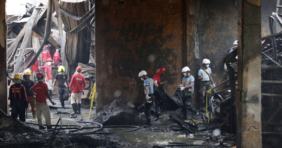 Do 72 wzrosła liczba ofiar śmiertelnych pożaru w fabryce obuwia w Manili - poinformowała w czwartek filipińska straż pożarna. Poprzednio mówiono o 58 zabitych i 13 zaginionych.  Według wstępnych ustaleń ogień pojawił się, gdy iskry z maszyny spawalniczej trafiły w pojemnik z substancją chemiczną. Pożar szybko się rozprzestrzenił, bo w budynku znajdowało się dużo palnej gumy. 