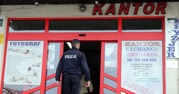 Do sądu w Nowym Targu trafił akt oskarżenia przeciwko czterem bandytom, którzy w październiku ubiegłego roku napadli na właściciela kantoru w Jabłonce w województwie małopolskim. Grozi im od 2 do 12 lat więzienia.