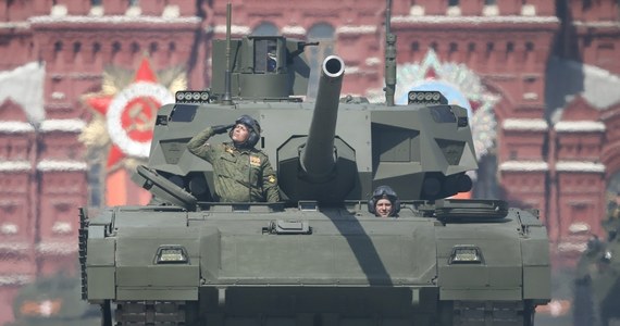 Rosjanie straszą Armatą,  nowym czołgiem zademonstrowanym podczas defilady 9 maja na Placu Czerwonym. Wicepremier Dmitrij Rogozin twierdzi, że ta maszyna pokona niemieckie Leopardy i amerykańskie Abramsy, a pocisk Armaty przebija stal o grubości metra.  