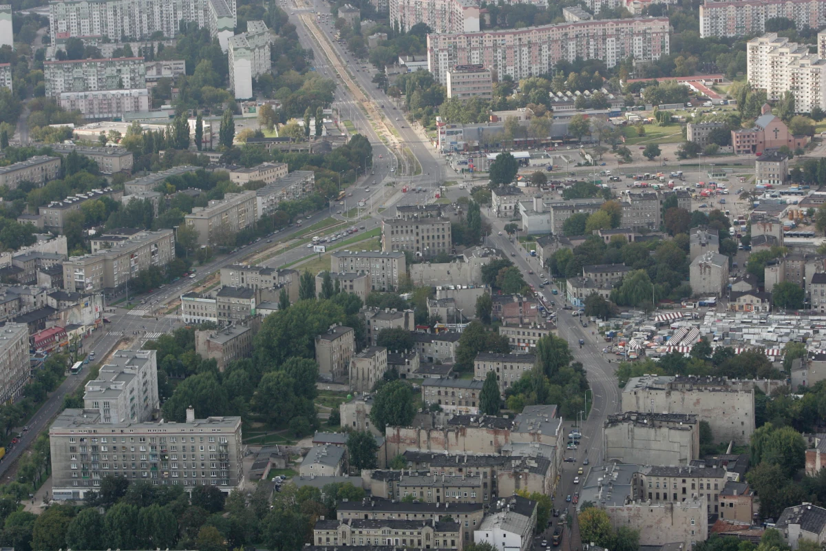 Gdy szli na włam to zabierali brechę, a po robocie zajadali się żulikiem i wsiadali w tramwaj na krańcówce – tacy byli bałuciarze z krwi i kości, czyli mieszkańcy dzielnicy Łodzi: Bałut. Jeszcze w tym roku ma powstać „Bałucki słownik”, który w 100. rocznicę przyłączenia wsi Bałuty do Łodzi, wyjaśni m.in. znaczenie słów: brecha, żulik i krańcówka, ale też przybliży historię prawdziwych bałuciarzy. 