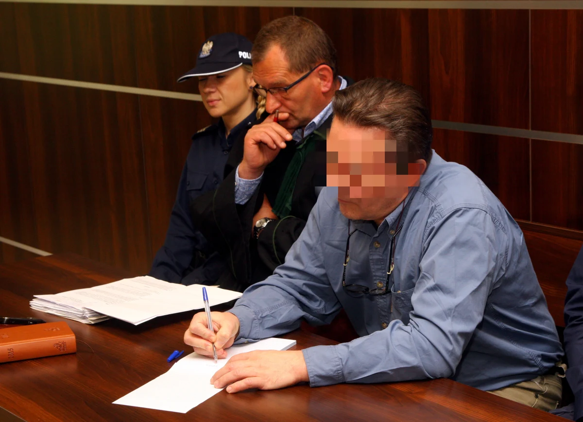 Na 3 lata więzienia skazał Sąd Rejonowy w Opolu Dariusza H. za obcowanie płciowe z małoletnią. 14-latka, którą wykorzystał, zaszła z nim w ciążę. Mężczyzna był dla niej rodziną zastępczą. Przyznał się do winy i wyraził skruchę. 