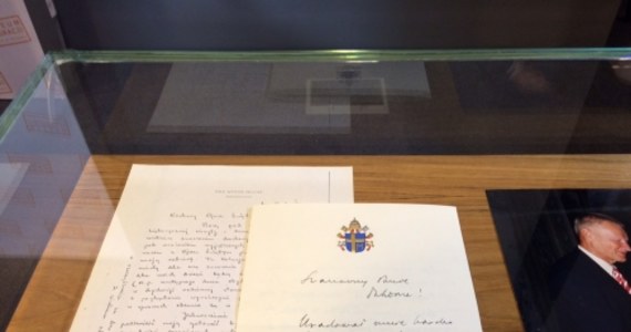 W najbliższą sobotę w Gdyni otwarte zostanie Muzeum Emigracji. Mieszcząca się w budynku dawnego dworca morskiego instytucja dziś pochwaliła się nowymi eksponatami. To niepublikowane wcześniej listy - prywatna korespondencja Jana Pawła II i Zbigniewa Brzezińskiego. 