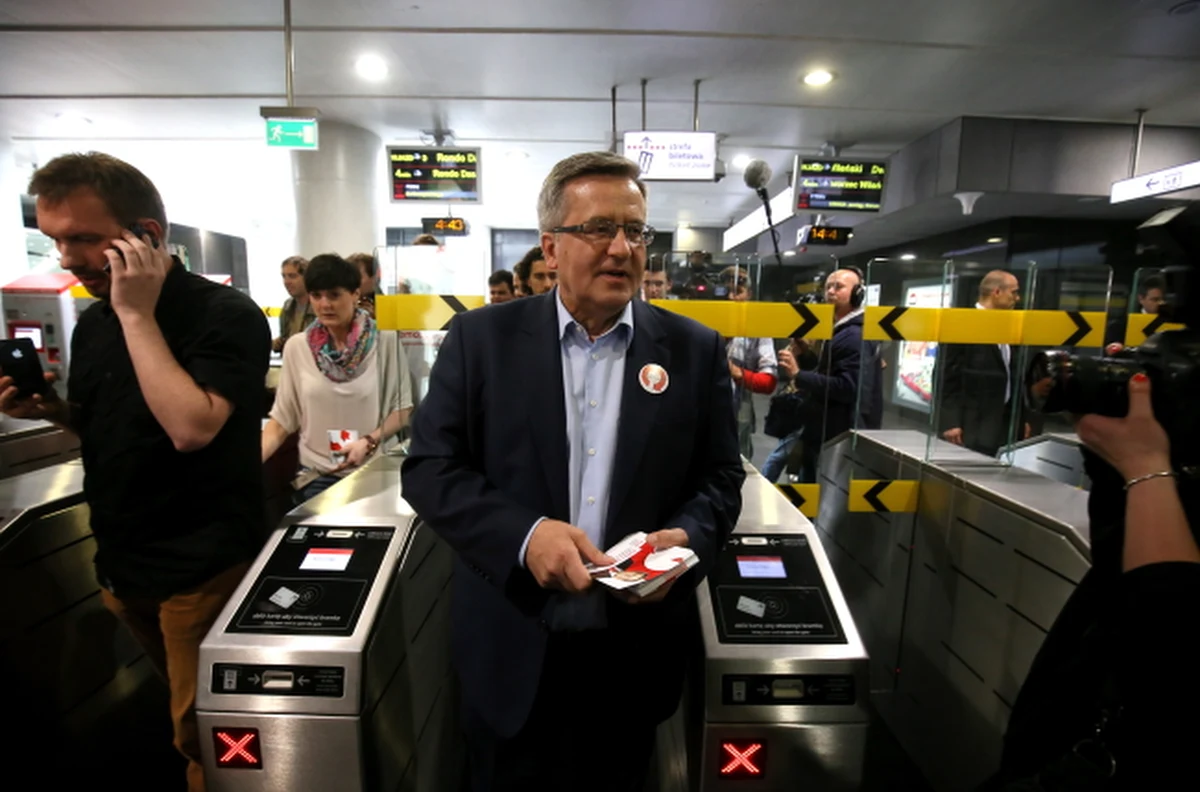 Bronisław Komorowski rozdawał wczoraj ulotki w warszawskim metrze niezgodnie z prawem - dowiedział się dziennikarz RMF FM Grzegorz Kwolek. Takie akcje można prowadzić, jeżeli posiada się zgodę Zarządu Transportu Miejskiego. Sztab Komorowskiego o nią nie wystąpił.