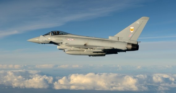Brytyjskie siły powietrzne poderwały dwa myśliwce Typhoon w związku z pojawieniem się dwóch rosyjskich bombowców dalekiego zasięgu w pobliżu brytyjskiej przestrzeni powietrznej na północ od Szkocji. Informacje przekazało brytyjskie ministerstwo obrony.