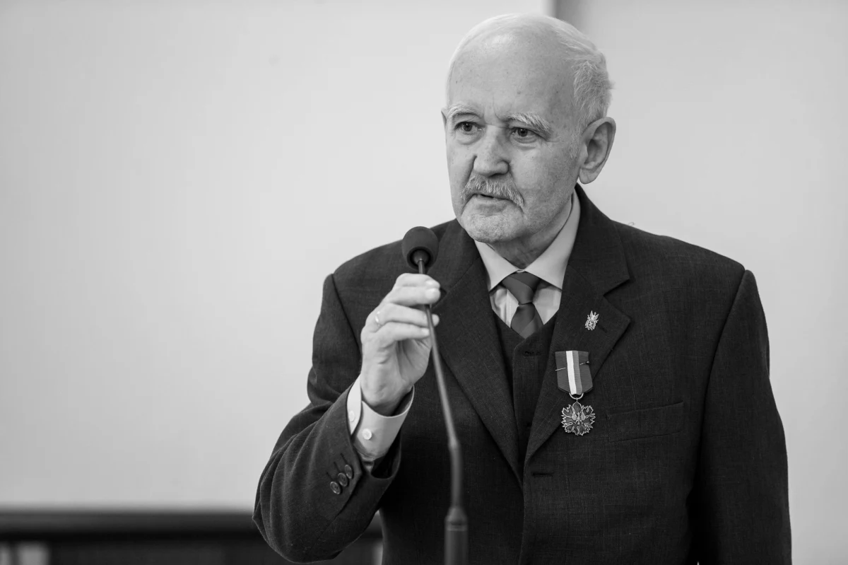 ​Był Kresowianinem. Urodził się w 1932 roku w Dębowicach, nieistniejącej już dziś osadzie, położonej niedaleko sanktuarium maryjnego w Łopatynie na Tarnopolszczyźnie. Jego ojca, polskiego policjanta,  zamordowało w 1941 r. sowieckie NKWD we lwowskim więzieniu, zwanym popularnie "Brygidkami". Jako małe dziecko, wraz siostrą i matką, został zesłany do Kazachstanu, z którego powrócił dopiero po sześciu latach, ale nie na Kresy, ale na  Opolszczyznę.  Po skończeniu medycyny przez dziesiątki lat pracował jako ordynator interny w szpitalu w Niemodlinie. Będąc tam niedawno na spotkaniu autorskim, mogłem się przekonać, że pozostawił po sobie dobrą pamięć. Później przeniósł się do Wrocławia.