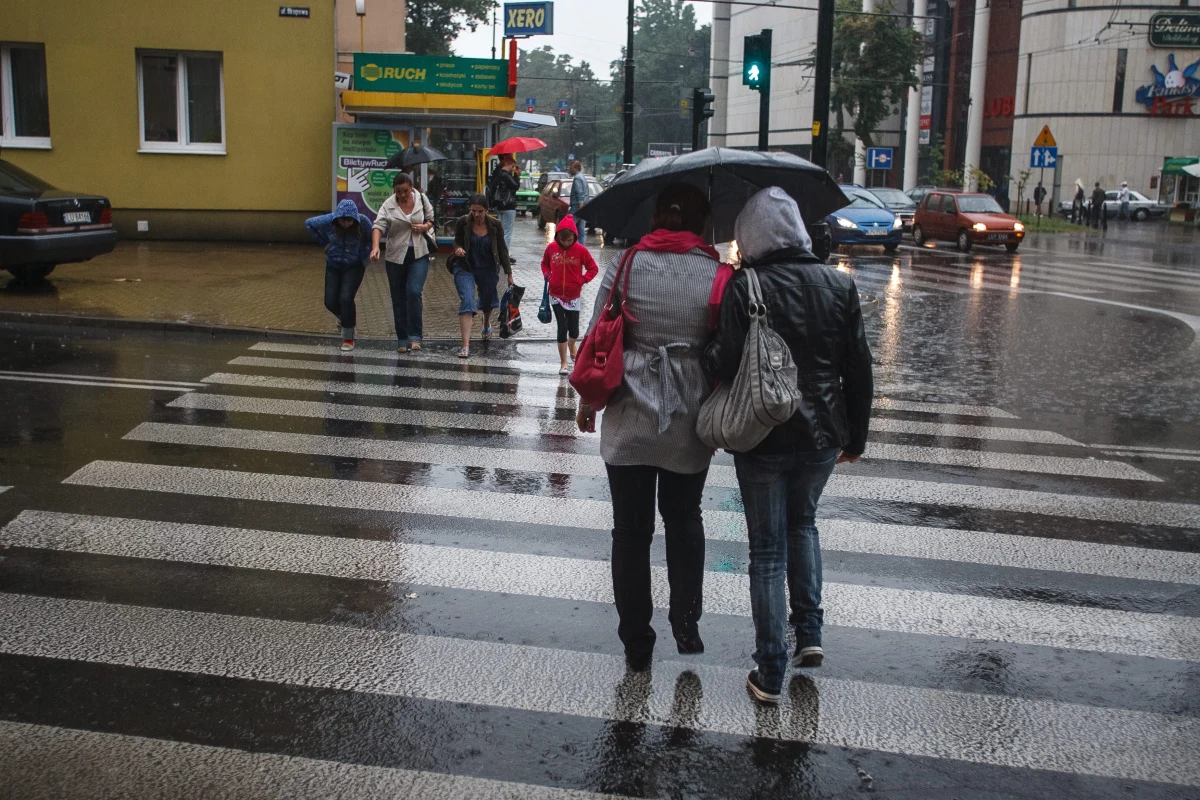 Co piąty pieszy z Unii ginie na naszych drogach - informuje "Metro". Ryzyko wypadku w tej grupie jest w Polsce blisko trzy razy wyższe niż w Niemczech, Francji, Hiszpanii czy Wielkiej Brytanii. Tam ginie ok. 400 pieszych rocznie, u nas ponad 1100. Dodatkowo ponad 8 tys. zostaje rannych.  