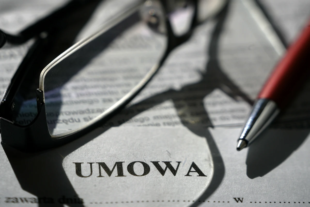 Urząd Ochrony Konkurencji i Konsumentów wydał zdecydowaną walkę prawnikom zasypują firmy pozwami o rzekome stosowanie niedozwolonych zapisów w regulaminach sprzedaży - informuje "Puls Biznesu". Tzw. łowcy klauzul od lat są zmorą handlowców, zwłaszcza sklepów internetowych.