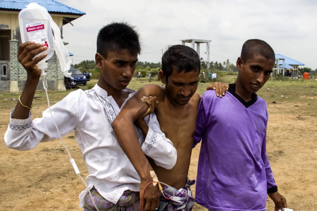 Blisko 800 nielegalnych imigrantów z Birmy i Bangladeszu przetransportowano ląd na wschodzie indonezyjskiej wyspy Sumatra - poinformował przedstawiciel służb ratunkowych. Na morzu w tym regionie na ratunek czekają kolejne tysiące uchodźców. 