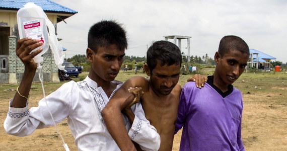 Blisko 800 nielegalnych imigrantów z Birmy i Bangladeszu przetransportowano ląd na wschodzie indonezyjskiej wyspy Sumatra - poinformował przedstawiciel służb ratunkowych. Na morzu w tym regionie na ratunek czekają kolejne tysiące uchodźców. 