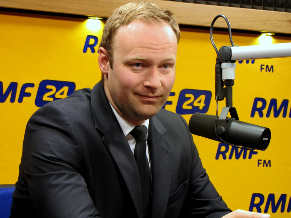 „Kiedy niewygodne pytanie dostaje Bronisław Komorowski, to jest lament sztabu, że to PiS-owcy. Andrzej Duda na swoich wiecach wita się ze zwolennikami innych kontrkandydatów i dziękuje im, że przyszli” - mówi w Kontrwywiadzie RMF FM rzecznik PiS Marcin Mastalerek. PiS przysyła swoich ludzi na spacery prezydenta? „Bzdura” - odpowiada gość RMF FM. Absolutny przypadek, że działacz PiS-u się pojawia? „Oczywiście, że tak” - dodaje rzecznik PiS. „Tak wiele zmieniło się w ostatnich latach w polityce, że nie ma co o tym rozmawiać” - odpowiada pytany o panią Bogusławę. „Komorowski jest w stanie po przegranych wyborach obiecać wszystko wszystkim” - mówi Mastalerek. Jego zdaniem wszystko, co mówi prezydent tak naprawdę nie istnieje. „Komorowski mówił, że ci, którzy chcą zmieniać konstytucję, to są frustraci. Później, dzień po przegranych wyporach, powiedział, że chce zmienić konstytucję, że chce referendum. Czy to jest przewidywalny prezydent?” - pyta gość RMF FM. Według rzecznika PiS „Bronisławowi Komorowskiemu zaszkodziły podłe spoty”. „Przejechali się na tym. Zaatakowali brutalnie i zostali za to ukarani” - ocenia Mastalerek. Dodaje, że Komorowski przegrał, bo zajmował się tylko Dudą. Pytany o sondaże odpowiada: „Sondaże tak się skompromitowały, że ja bym się na miejscu pracowni sondażowych wstydził się jakiekolwiek publikować” .