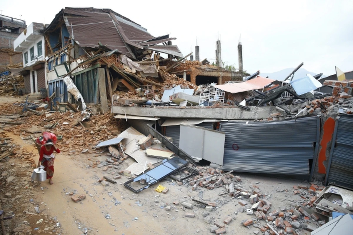 Nepalska armia odnalazła szczątki amerykańskiego śmigłowca wojskowego, który zaginął we wtorek w Nepalu w czasie akcji pomocy dla ocalonych po dwóch trzęsieniach ziemi w tym kraju. Śmigłowiec został całkowicie zniszczony po wypadku. Zginęło osiem osób, które były na pokładzie. 