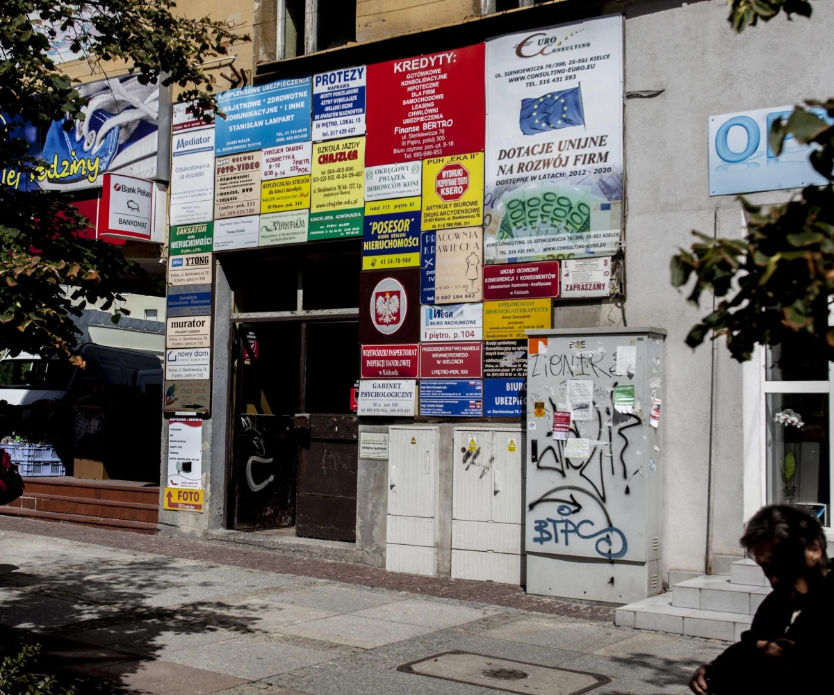 Prezydent Bronisław Komorowski podpisał ustawę krajobrazową. Jak mówił, jej celem jest "pomoc samorządom w uporządkowaniu wielu kwestii trudnych, także w zakresie reklam". Ustawa wprowadza m.in. kary za nielegalne reklamy - będą one wynosić czterdziestokrotność opłat reklamowych, a więc będą zależeć od stawek ustalonych przez gminy i od wielkości reklamy.