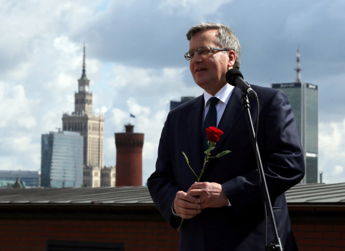 Mam dość nieśmiałe i może ulotne wrażenie, że w kampanii nastąpiło lekkie przesilenie. Dotąd defensywna, pełna chaosu i przypadkowości kampanijna dogrywka Bronisława Komorowskiego nabrała odrobiny wiatru w żagle. Spot „dziecięcy”, kontrofensywa sztabu „demaskującego” około-pisowskich współspacerowiczów prezydenta, mocniejsze zaangażowanie polityków Platformy, wyrównały nieco siłę przekazu obu sztabów. Ale wciąż mam poczucie, że to Andrzej Duda jest bardziej „na fali” i nawet rzucanie mocno nierealnych pomysłów na przewalutowanie kredytów po kursie ich brania, w niczym mu nie zaszkodzi, a nawet może pomóc.