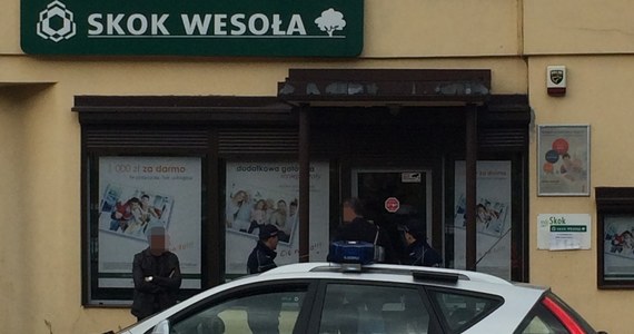 Trwa obława na złodzieja, który okradł placówkę bankową w Będzinie-Grodźcu w województwie śląskim. Policja zablokowała okoliczne drogi i sprawdza każdy samochód. Informację o napadzie dostaliśmy od słuchacza Mariusza, który zadzwonił na Gorącą Linię RMF FM.