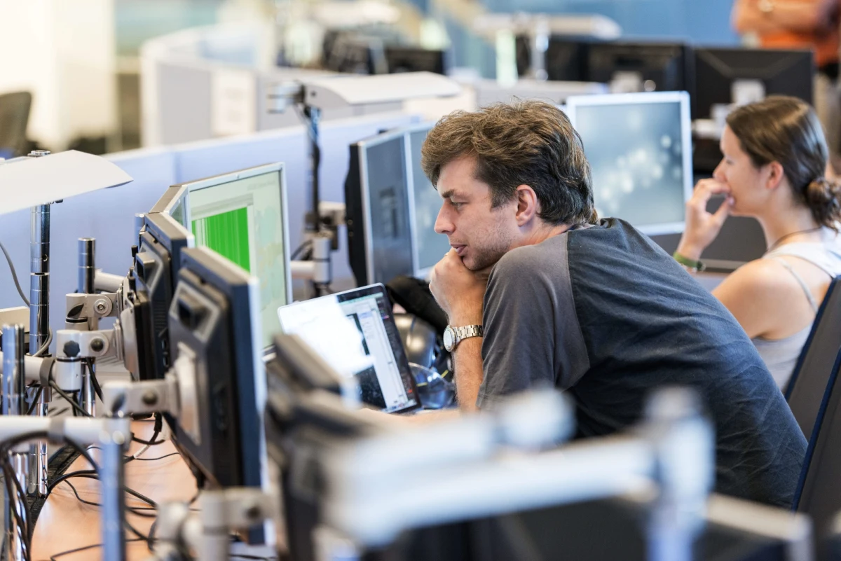 Bliższa współpraca z Polonią, zwiększenie mobilności naukowców na uczelniach w kraju, zwiększenie liczby etatów czysto naukowych, zmniejszenie biurokracji - to jedne ze sposobów, które zdaniem rozmówców RMF FM powinny przyspieszyć rozwój polskiej nauki. Przy okazji obchodów 70-lecia Politechniki Krakowskiej rozmawialiśmy na ten temat z prof. Piotrem Moncarzem z Uniwersytetu Stanforda, prof. Piotrem Noakowskim z Uniwersytetu w Dortmundzie oraz
profesorami Błażejem Skoczeniem i Krzysztofem Pielichowskim z PK.