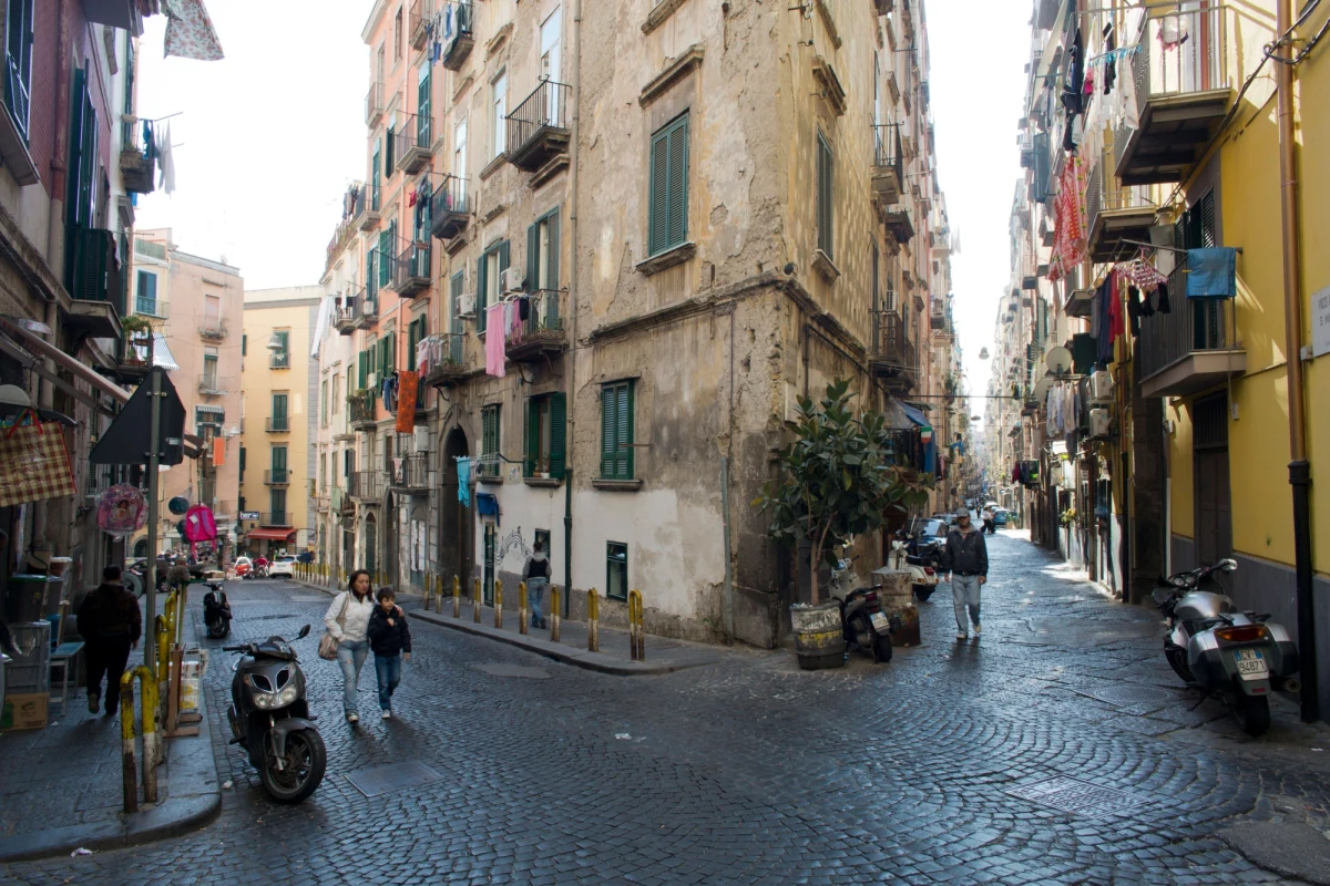 Cztery osoby zginęły, a pięć zostało rannych na skutek awantury, która wybuchła w Neapolu. 48-letni mężczyzna wpadł w szał i zaczął strzelać z balkonu po kłótni o sznur do suszenia bielizny. Wcześniej zabił między innymi swoją żonę i brata. 