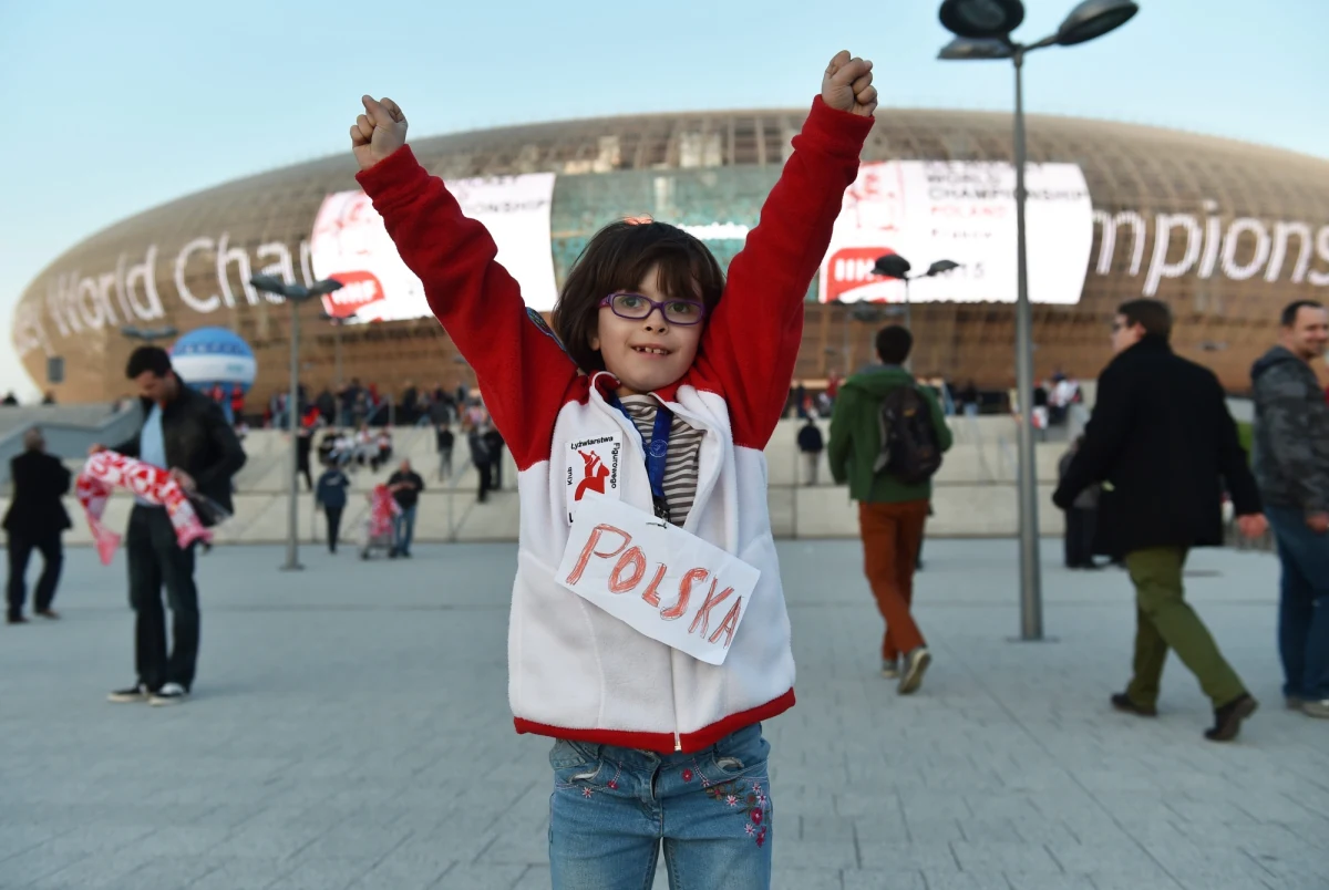 Jest takie sportowe powiedzenie o niewykorzystanych okazjach, które się mszczą. Polski Związek Hokeja na Lodzie miał szczęście. Zmarnowane MŚ w Krakowie się na nim nie zemściły. Dostał drugą szansę. Oby ją wykorzystał.