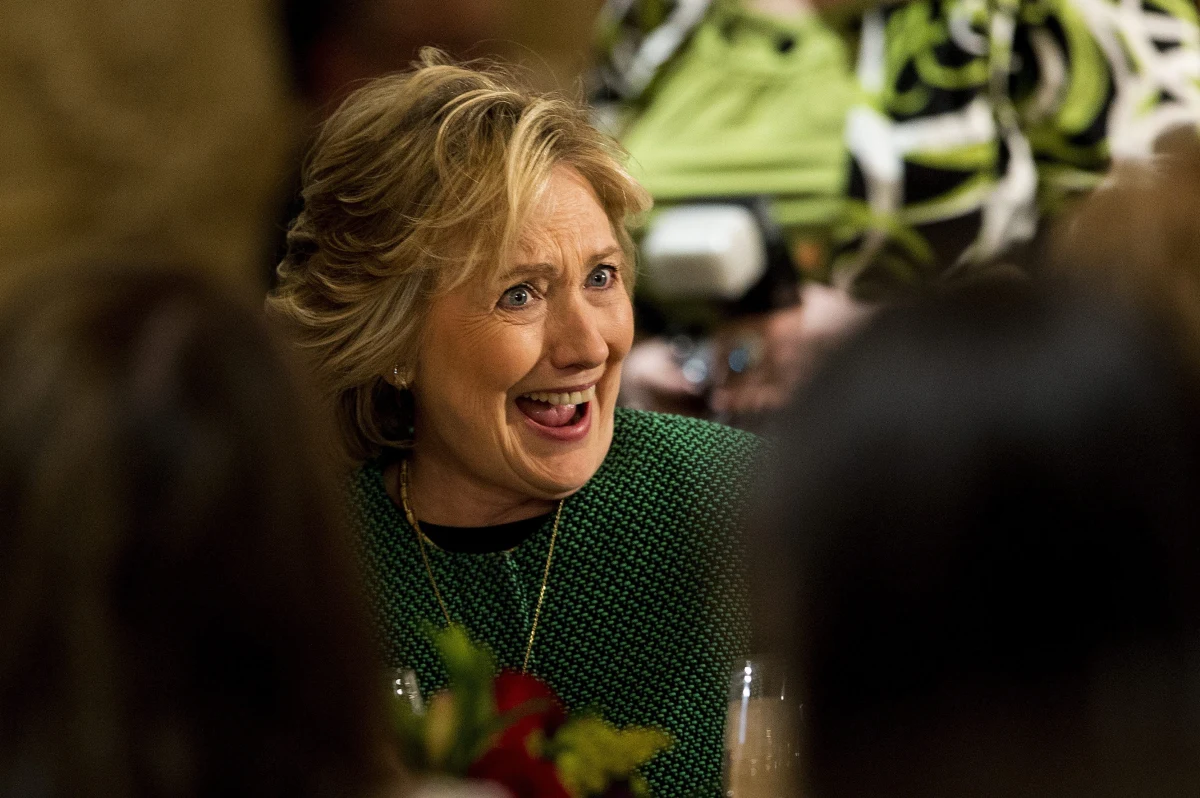 Na głowę byłej Pierwszej Damy USA Hillary Clinton posypały się gromy za słowa, jakie padły podczas jednego ze spotkań podczas promocji książki „Hard Choices”. Clinton, która chce się ubiegać o urząd prezydenta Stanów Zjednoczonych, miała powiedzieć, że 14 lat temu ona i jej mąż byli…biedni.  