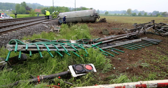 Pociąg pasażerski zderzył się z szambiarką na przejeździe kolejowym w Ibbenbueren w zachodnich Niemczech. Dwie osoby zginęły, a 20 zostało rannych. 