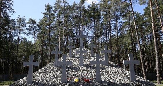 Prezydent Ukrainy Petro Poroszenko złożył hołd ofiarom represji politycznych pochowanym w Bykowni pod Kijowem. Ukląkł przed kwaterą polskich więźniów zamordowanych przez NKWD i spoczywających na Cmentarzu Katyńskim. 