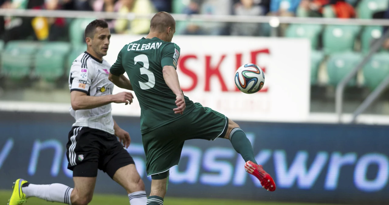 Tomasz Jodłowiec (z lewej) w starciu z Piotrem Celebanem