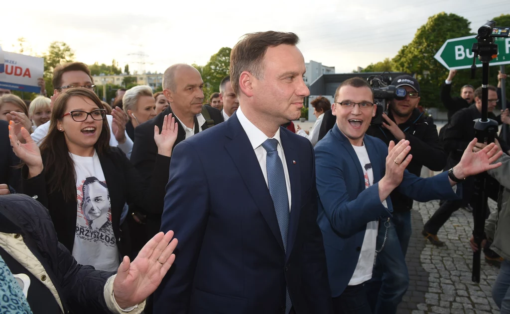 Kandydat PiS na prezydenta Andrzej Duda w drodze na debatę prezydencką