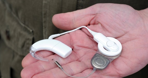 Kobieta, która znalazła implant 3-letniej głuchoniemej dziewczynki nie oddała go do Ośrodka Informacji dla Osób Niepełnosprawnych w Olsztynie, jak zapowiadała. Takie urządzenie kosztuje ponad 50 tysięcy złotych.