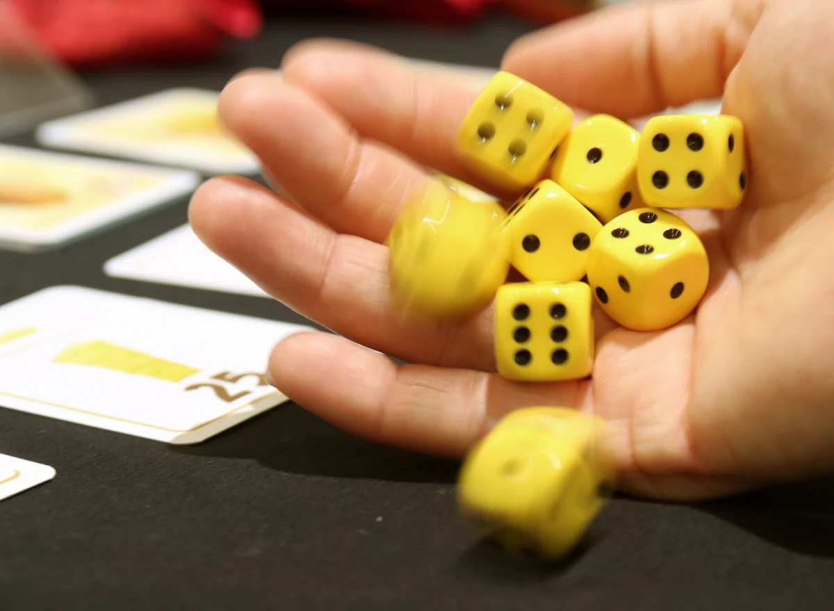 To nasza wrodzona skłonność do podejmowania lub unikania ryzyka decyduje o tym, jak przyjmujemy sugestie zachowań od innych, czy je akceptujemy, czy odrzucamy - piszą na łamach "Nature Neuroscience" badacze z Virginia Polytechnic Institute. Wyniki przeprowadzonych przez nich badań aktywności mózgu tłumaczą dlaczego "ciągnie swój do swego" i wyraźnie chętniej oglądamy się na tych, których działanie pasuje do naszych upodobań.