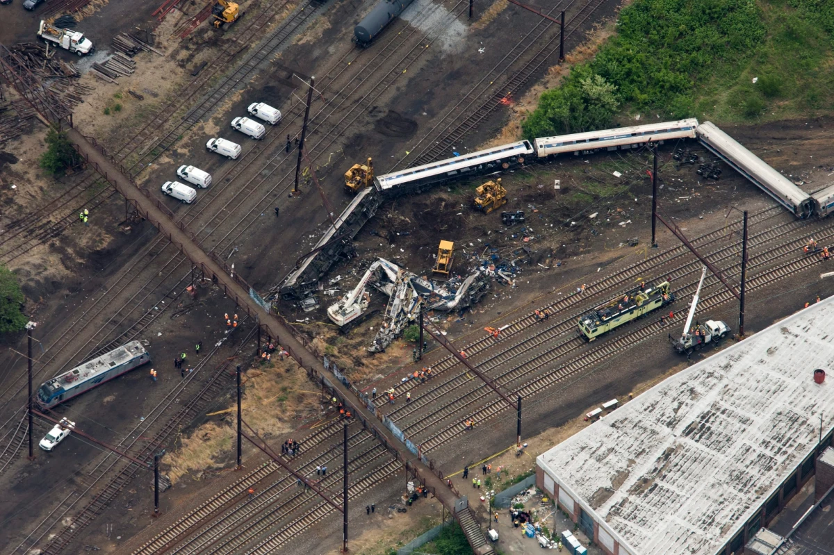 Eksperci badający przyczynę niedawnej katastrofy kolejowej pod Filadelfią wykluczają, by w przednią szybę lokomotywy pociągu Amtrak uderzył pocisk wystrzelony z broni palnej - poinformował Krajowy Urząd Bezpieczeństwa Transportu (NTSB). Wiadomo jednak, że skład minutę przed wykolejeniem przyspieszył.