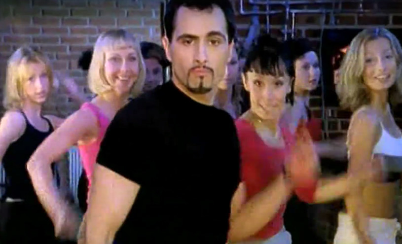 Tancerz, choreograf oraz założyciel "Egurrola Dance Studio" 16 lat temu pojawił się w klipie Renaty Dąbkowskiej "Czasami zbiera się na burzę". 