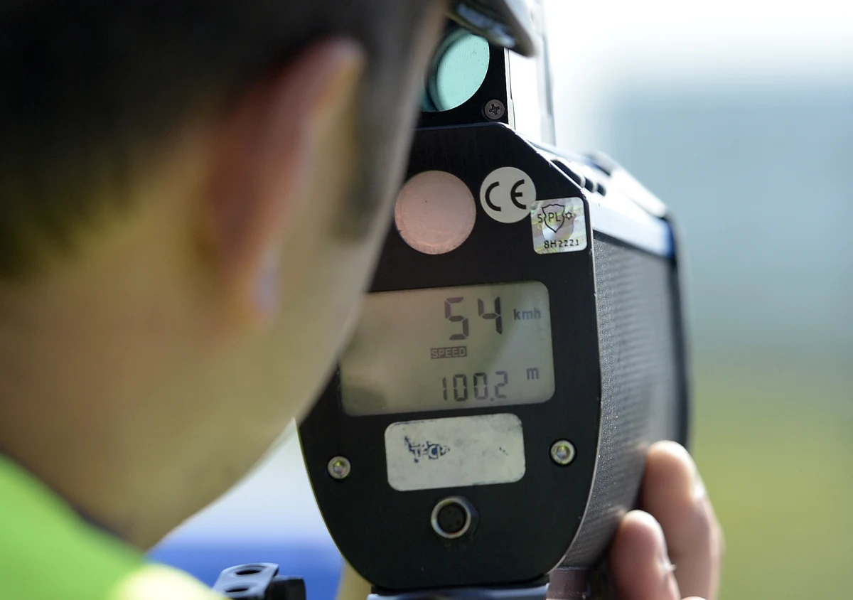 Policjanci zatrzymali 144 prawa jazdy kierowcom, którzy o ponad 50 km/h przekroczyli dozwoloną prędkość w terenie zabudowanym - to bilans pierwszej doby obowiązywania nowych przepisów. ​Ostrzejsze sankcje, dotyczące m.in. tych, którzy jeżdżą z nadmierną prędkością lub po pijanemu, obowiązują od północy w poniedziałek.